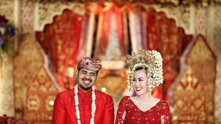 Detail Gaun Pengantin Merah Hitam Nomer 29