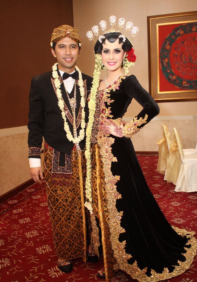 Detail Gaun Pengantin Merah Hitam Nomer 35