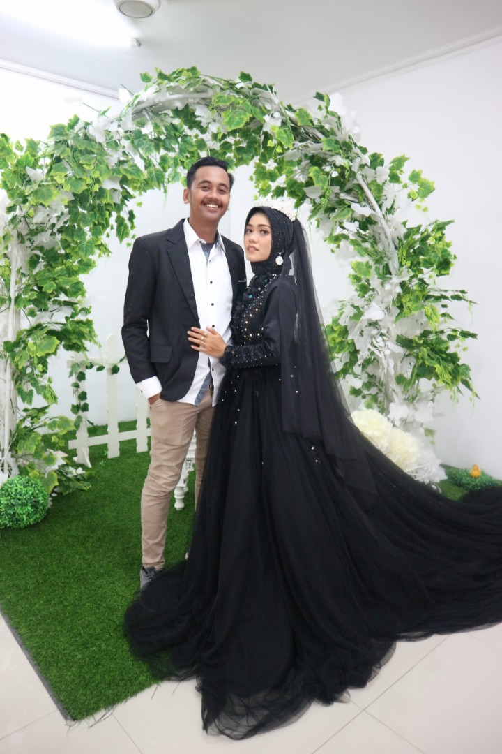 Detail Gaun Pengantin Merah Hitam Nomer 37