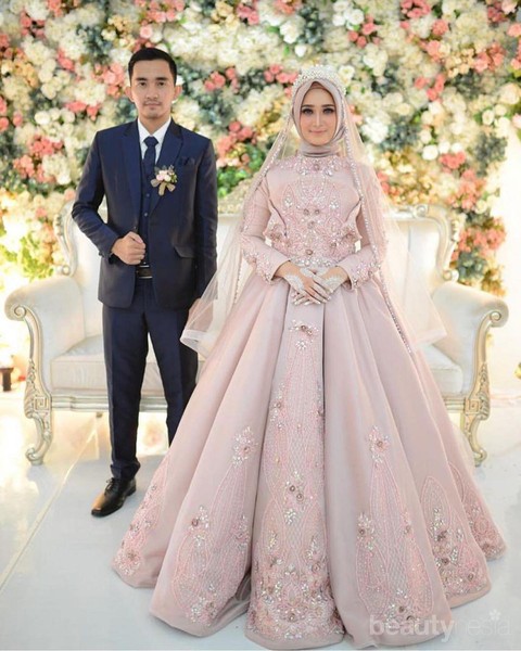 Detail Gaun Pengantin Muslimah Modern Warna Pink Nomer 16