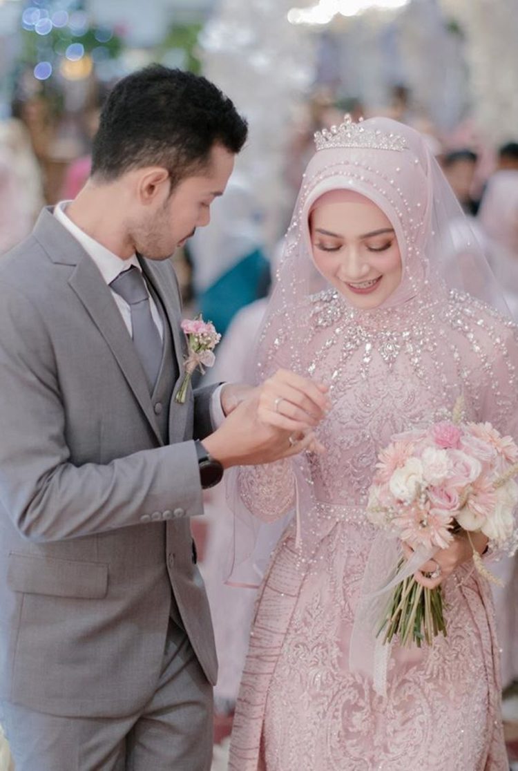 Detail Gaun Pengantin Muslimah Modern Warna Pink Nomer 28