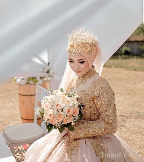 Detail Gaun Pengantin Warna Gold Silver Nomer 4