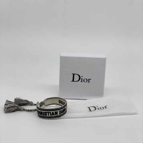 Detail Gelang Christian Dior Nomer 3