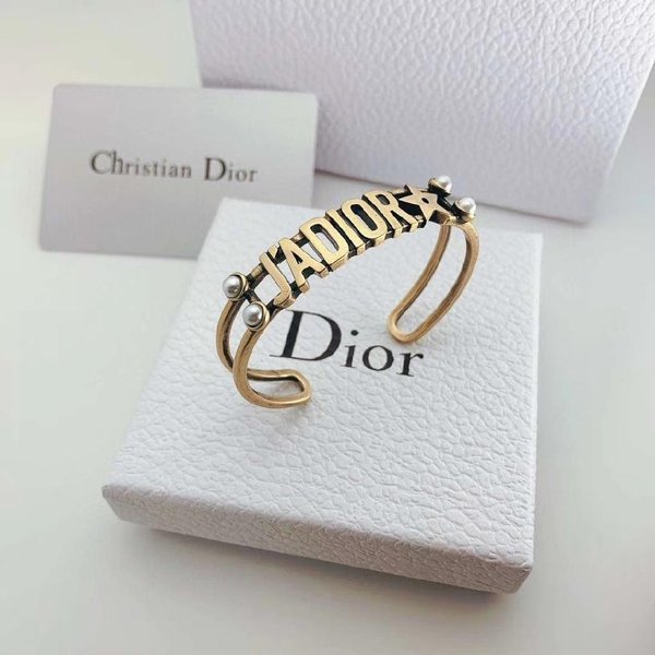 Detail Gelang Christian Dior Nomer 22