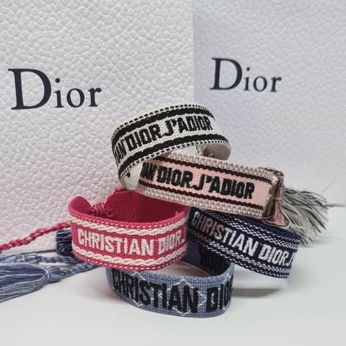 Detail Gelang Christian Dior Nomer 28