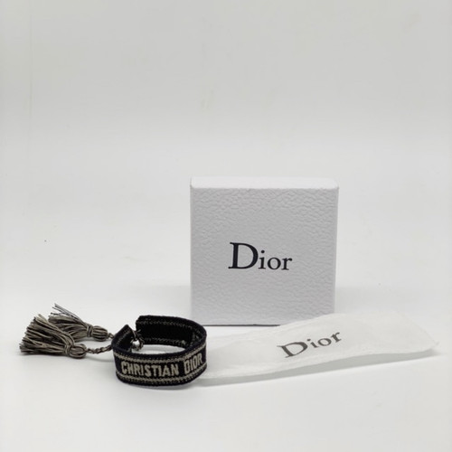 Detail Gelang Christian Dior Nomer 4