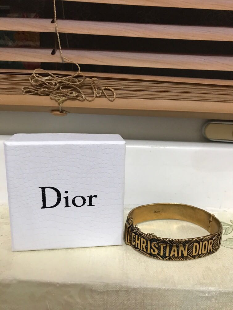 Detail Gelang Christian Dior Nomer 32