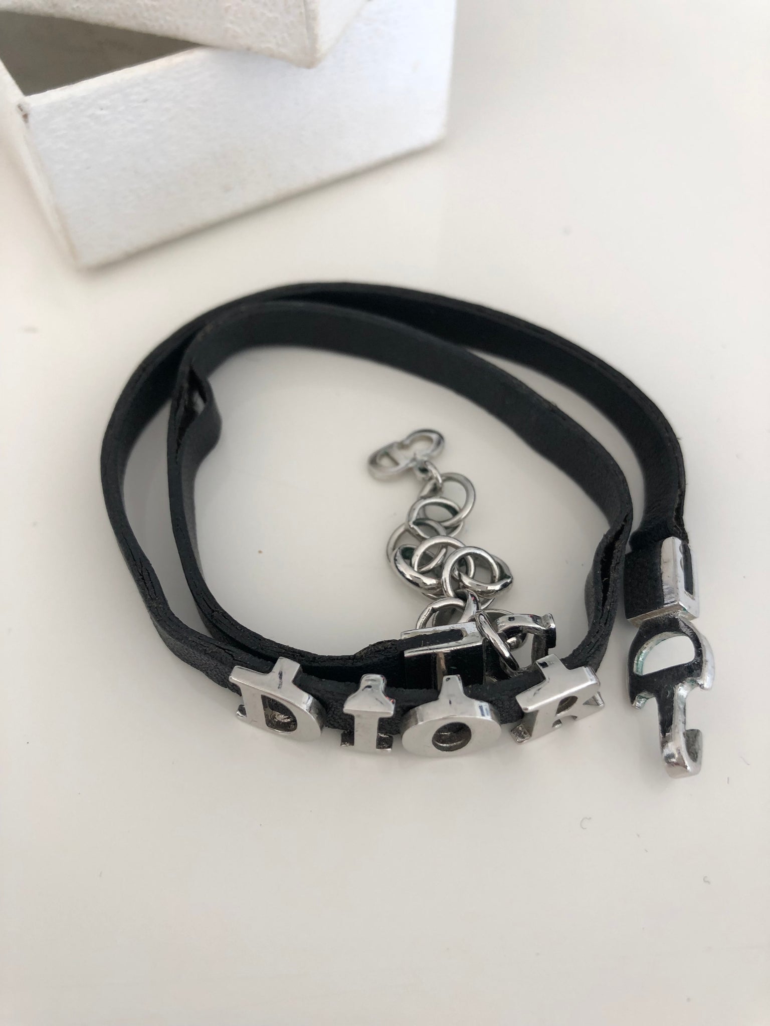 Detail Gelang Christian Dior Nomer 43