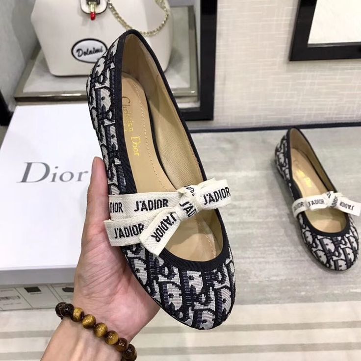 Detail Gelang Christian Dior Nomer 45