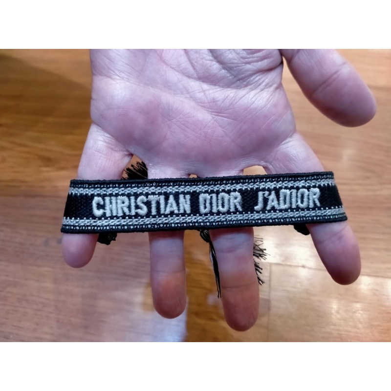 Detail Gelang Christian Dior Nomer 10