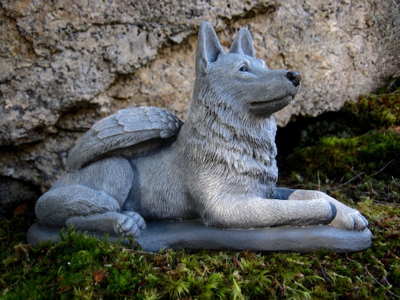 Detail German Shepherd Statue With Wings Nomer 3