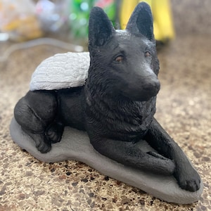 Detail German Shepherd Statue With Wings Nomer 9