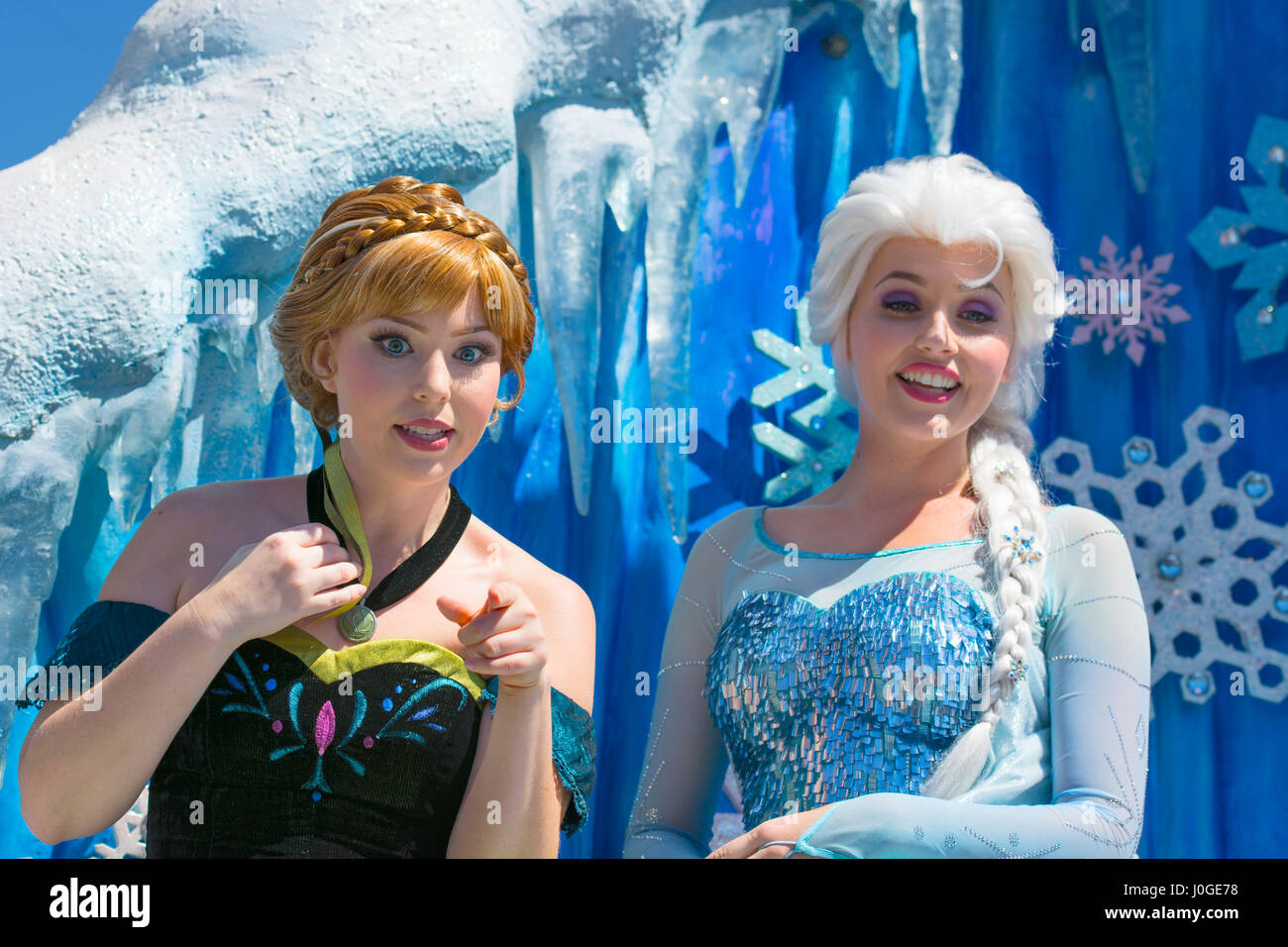 Detail Anna And Elsa Pictures Nomer 52