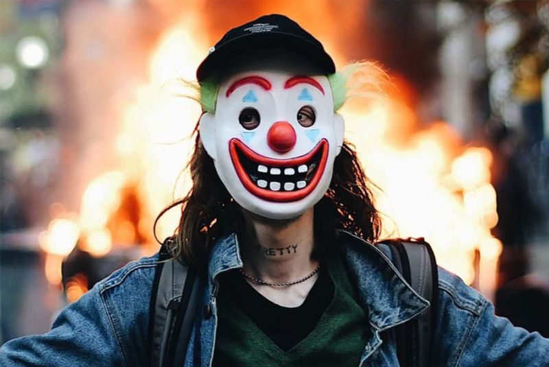 Detail Anonymous Badut Nomer 56