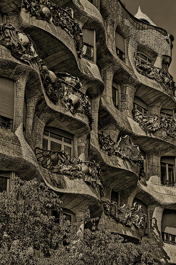 Detail Antoni Gaudi Casa Mila Nomer 54