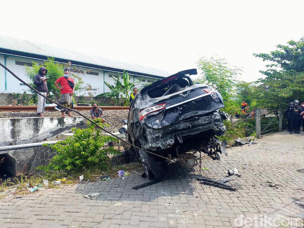 Detail Desain Gambar Mobil Keluar Dari Dalam Tembok Nomer 21