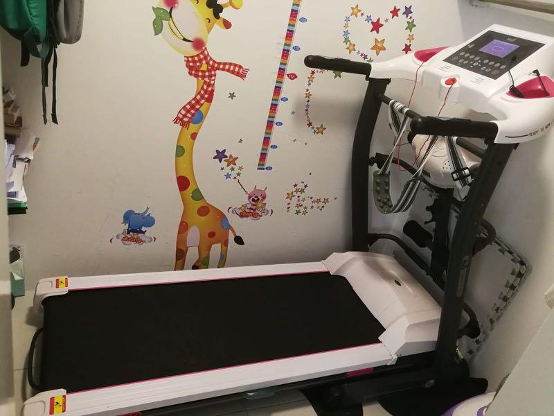 Detail Giraffe On A Treadmill Nomer 52