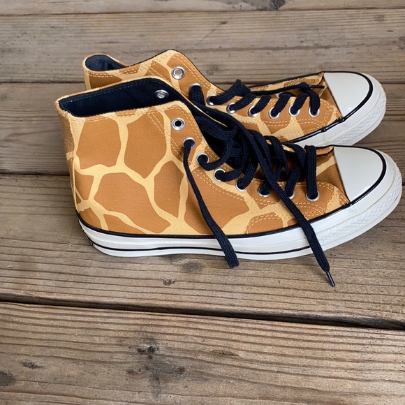 Detail Giraffe Print Converse Shoes Nomer 40