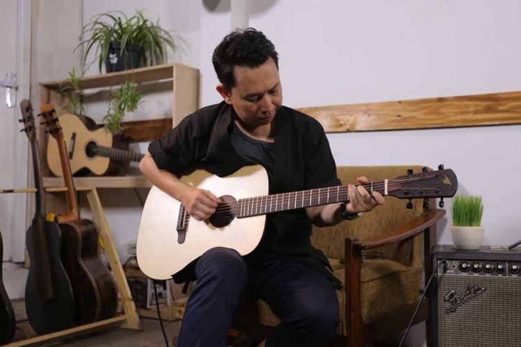 Detail Gitar Akustik Sedang Nomer 40