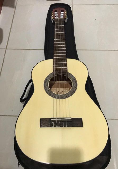 Detail Gitar Akustik Sedang Nomer 6