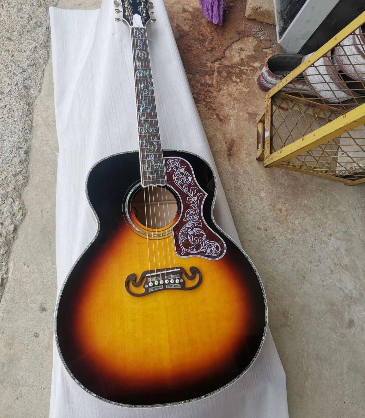 Detail Gitar Listrik Akustik Nomer 29