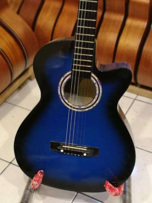 Detail Gitar Warna Biru Nomer 14