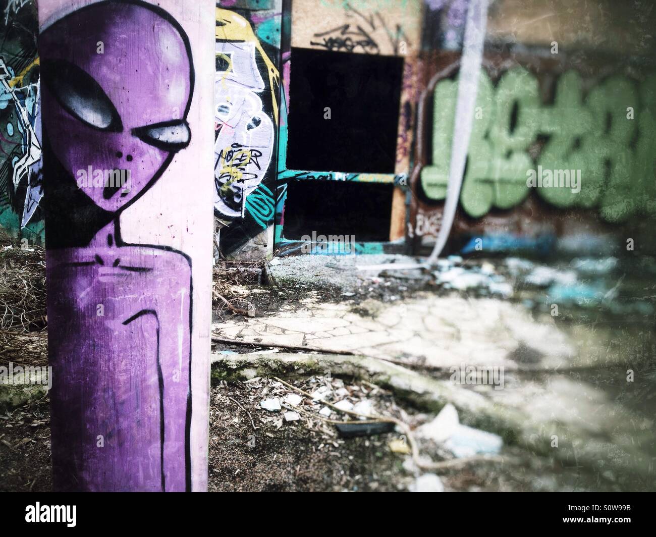 Detail Alien Graffiti Nomer 4
