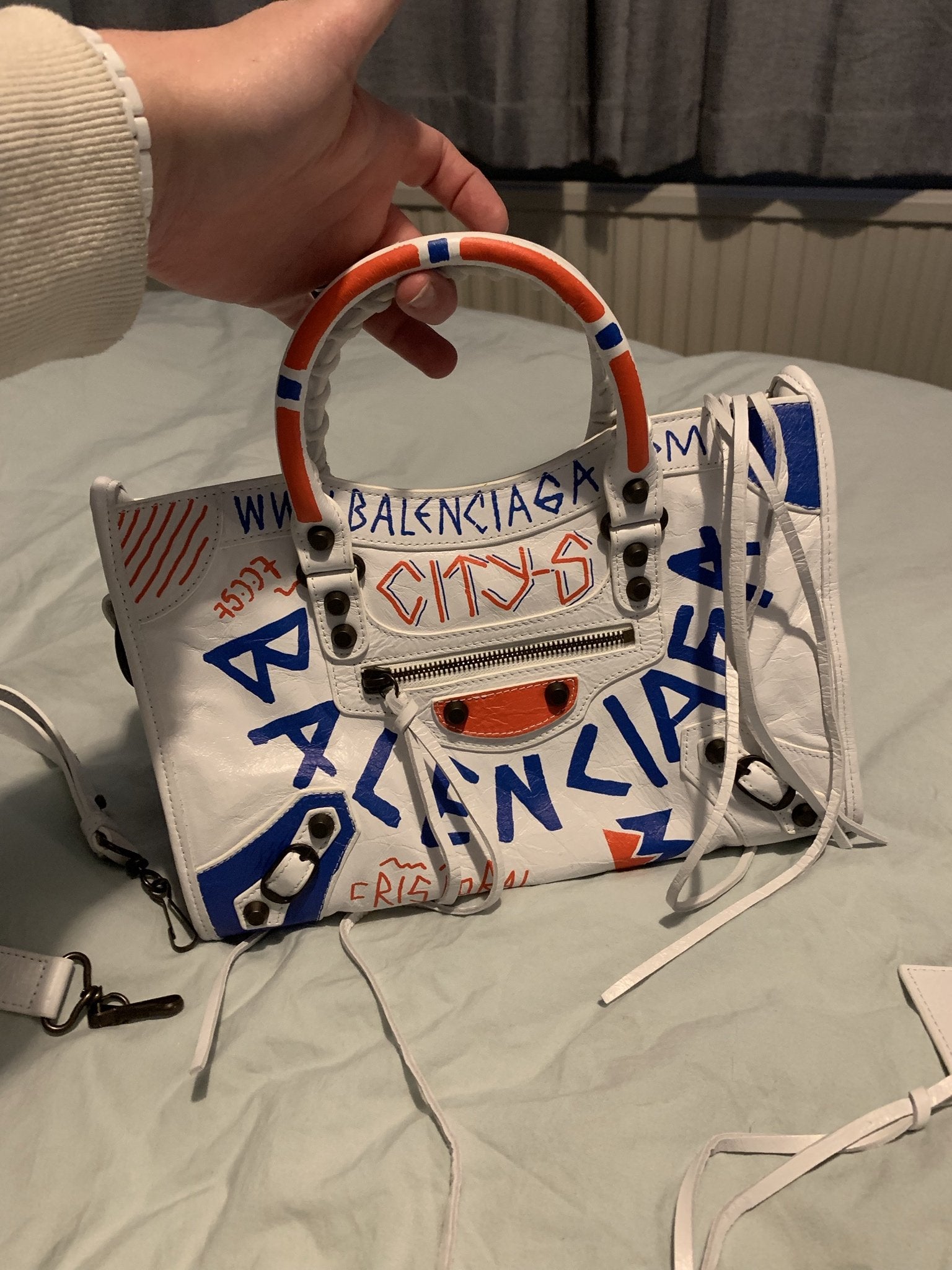 Detail Balenciaga Graffiti Bag White Nomer 3