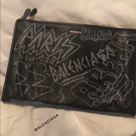 Detail Balenciaga Graffiti Pouch Bag Nomer 45