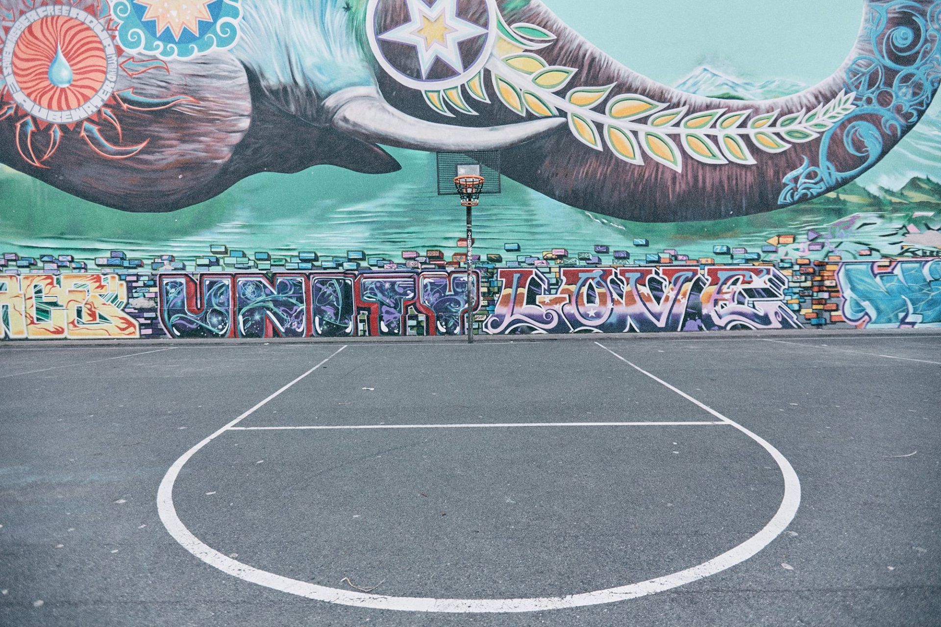 Detail Basketball Courts Designed With Graffiti Nomer 36