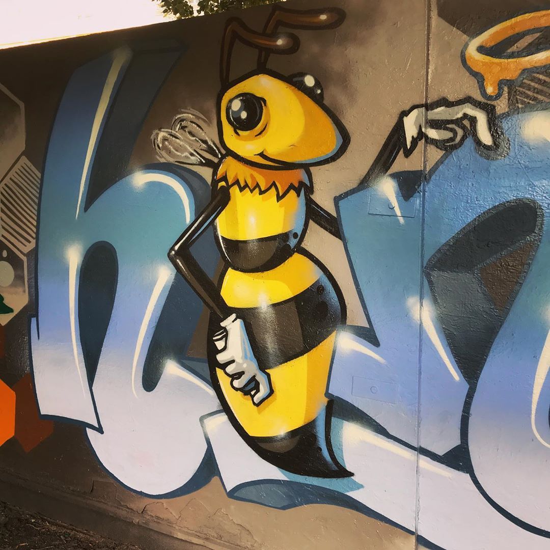 Detail Bee Graffiti Nomer 23