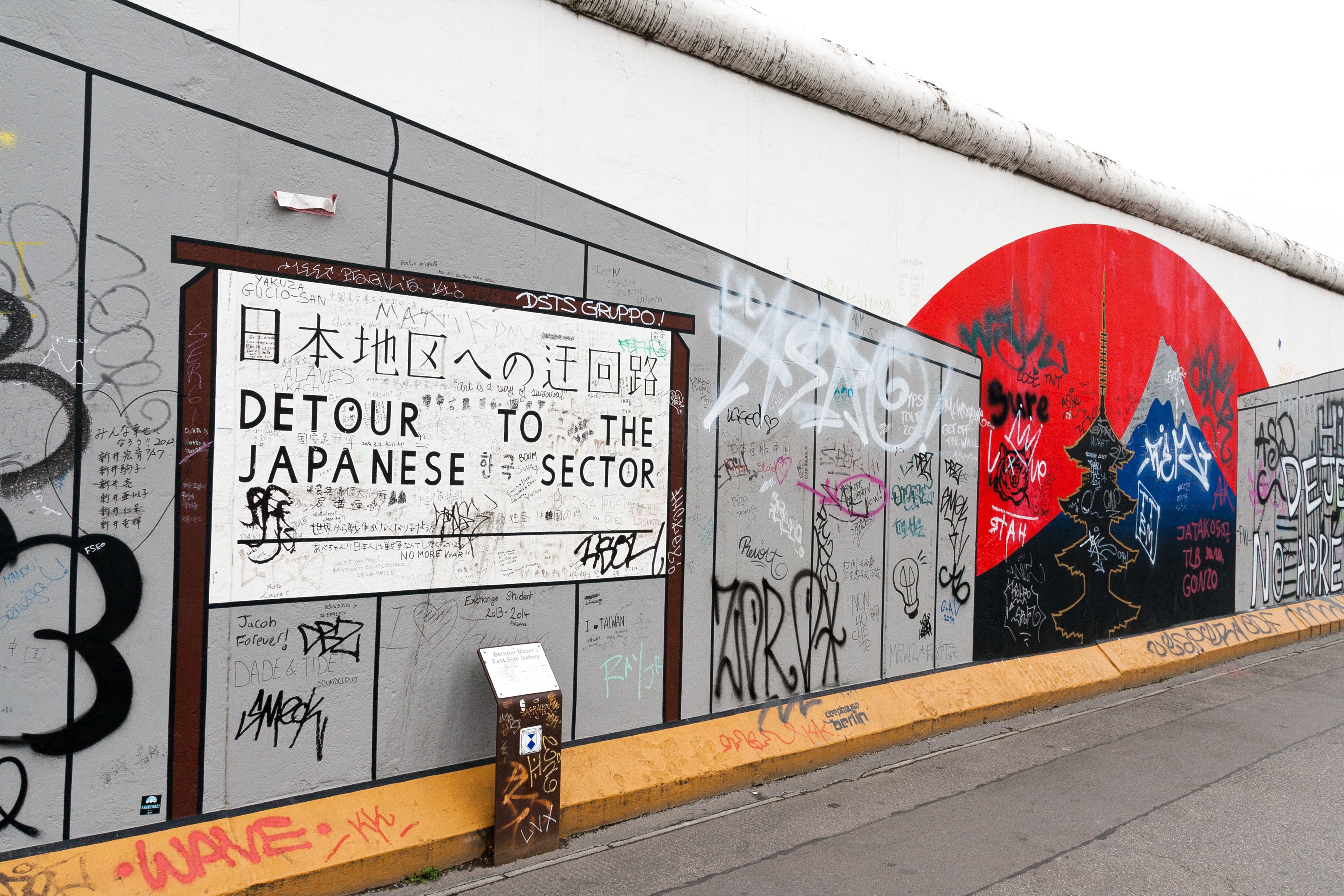 Detail Berlin Wall Graffiti Images Nomer 10