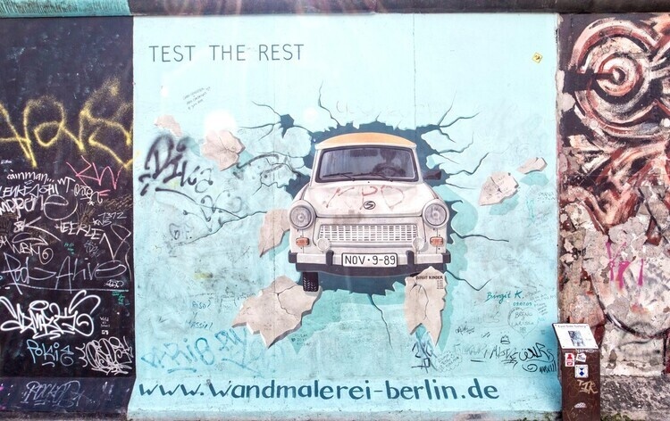 Detail Berlin Wall Graffiti Images Nomer 20