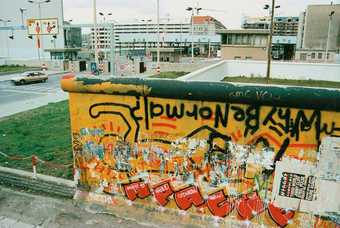 Detail Berlin Wall Graffiti Images Nomer 30