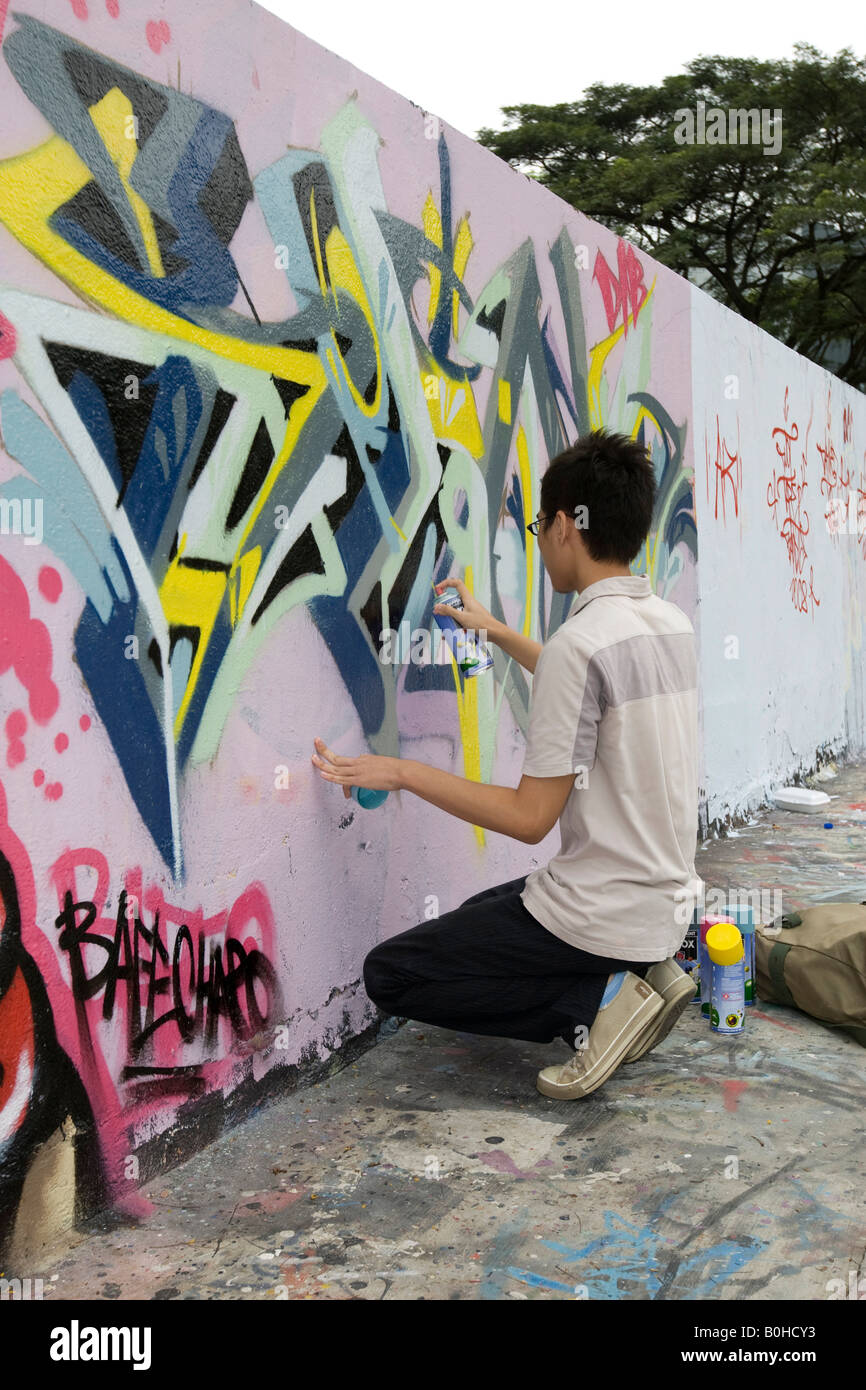 Detail Boy Spray Graffiti Nomer 32