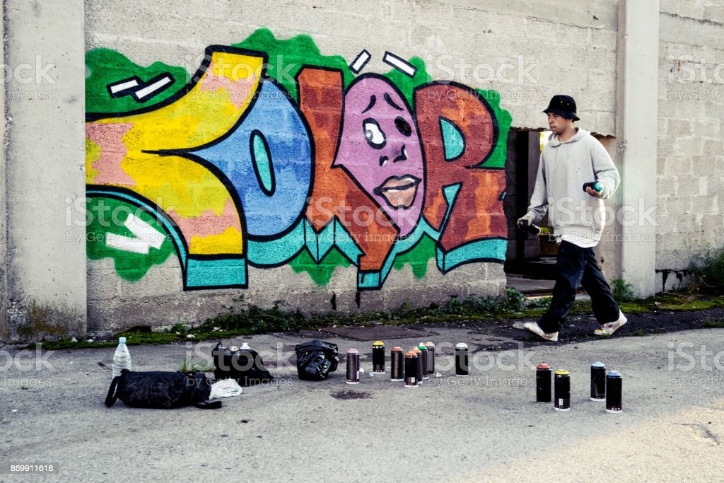 Detail Boy Spray Graffiti Nomer 45