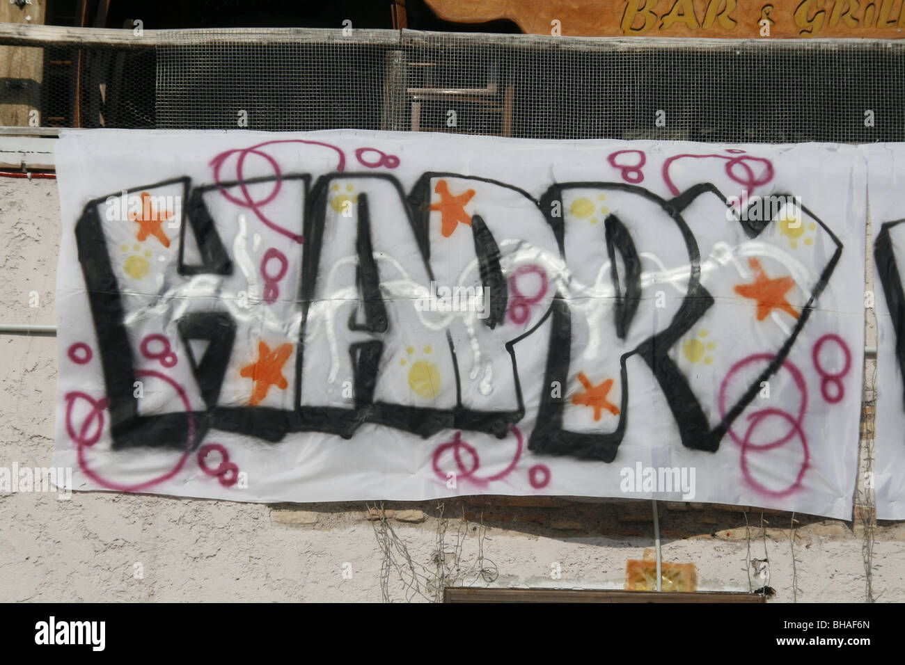 Detail Cheerful Graffiti Nomer 5