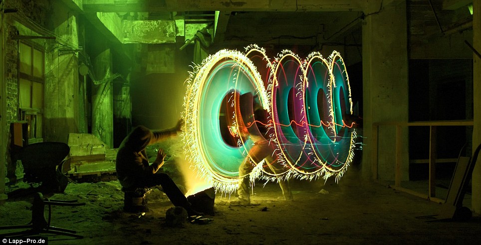 Detail Gambar Light Graffiti Nomer 34