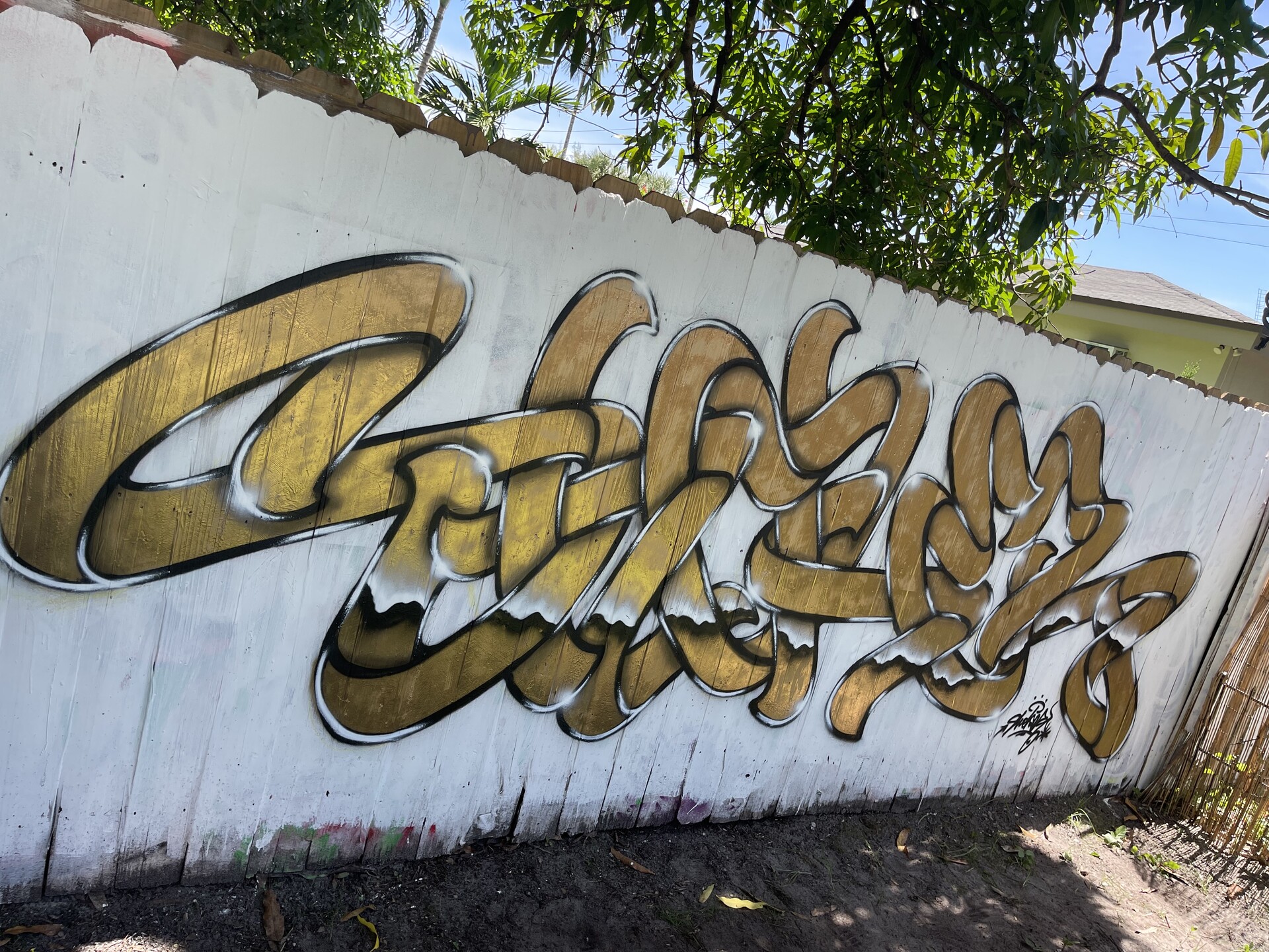 Detail Gold Graffiti Nomer 12