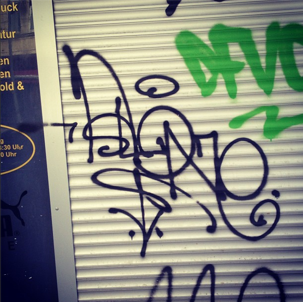 Detail Graffiti Alone Nomer 6