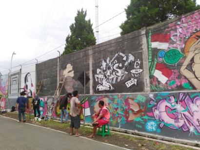 Detail Graffiti Art Dua Berjalan Kuda Hewan Kanvas Nomer 37