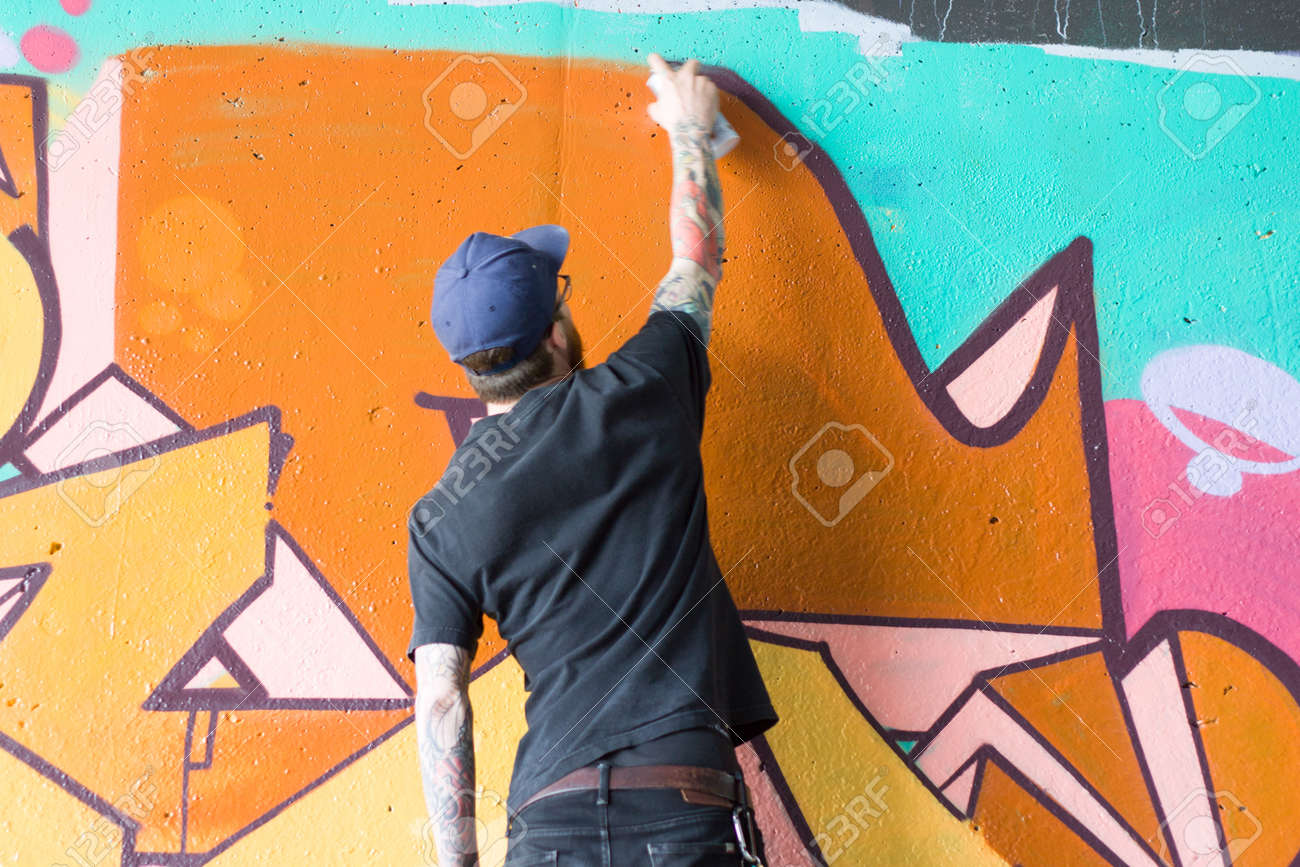 Download Graffiti Artist At Work Nomer 2