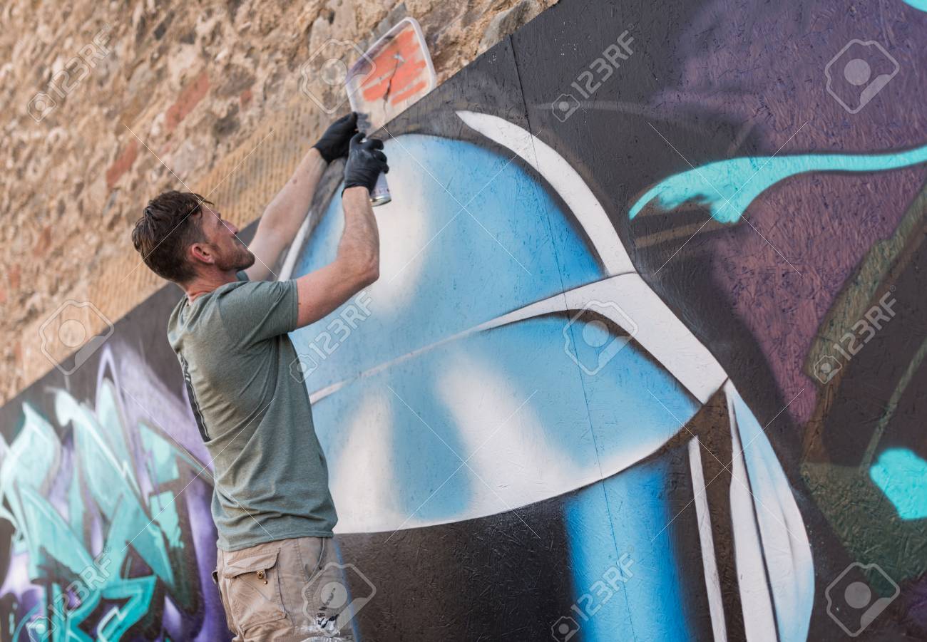 Detail Graffiti Artist At Work Nomer 28