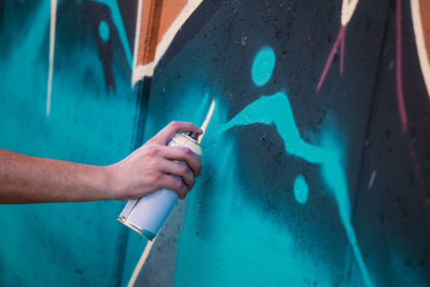 Detail Graffiti Artist At Work Nomer 44