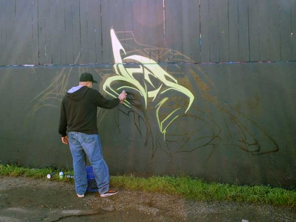 Detail Graffiti Artist In Action Nomer 14