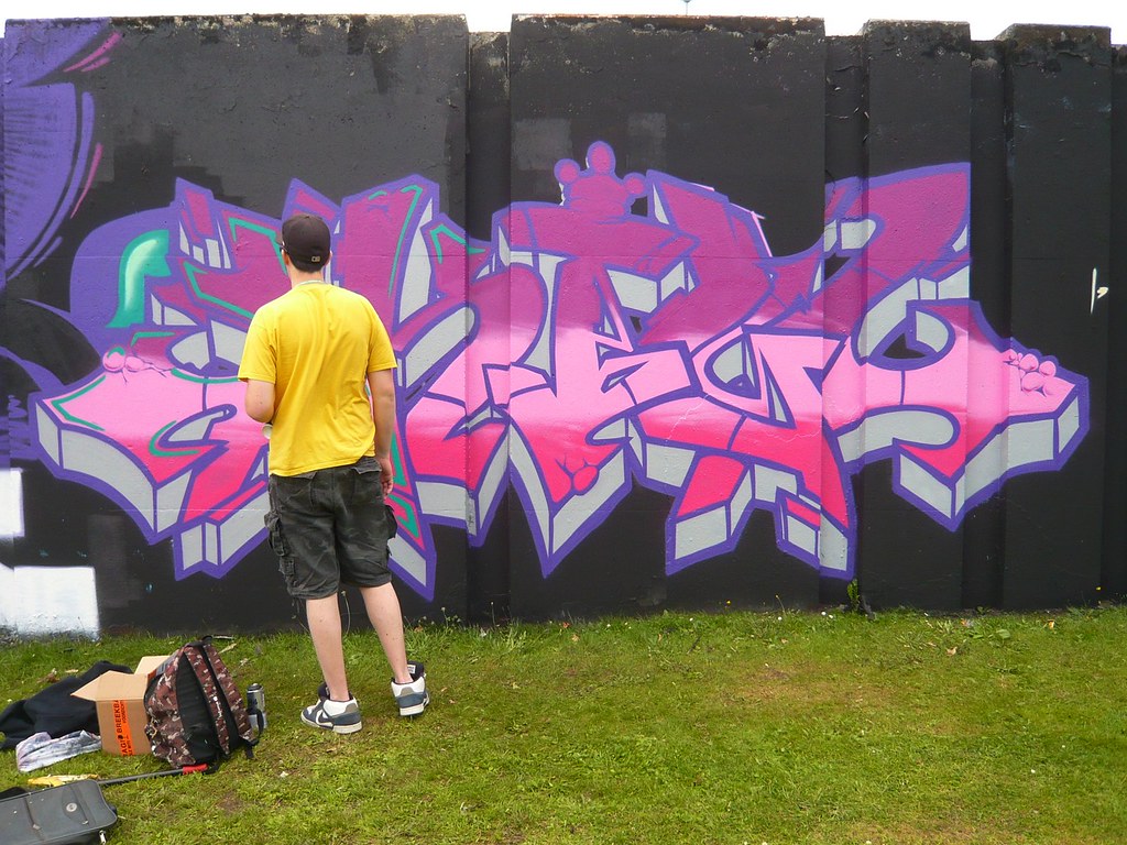 Detail Graffiti Artist In Action Nomer 31