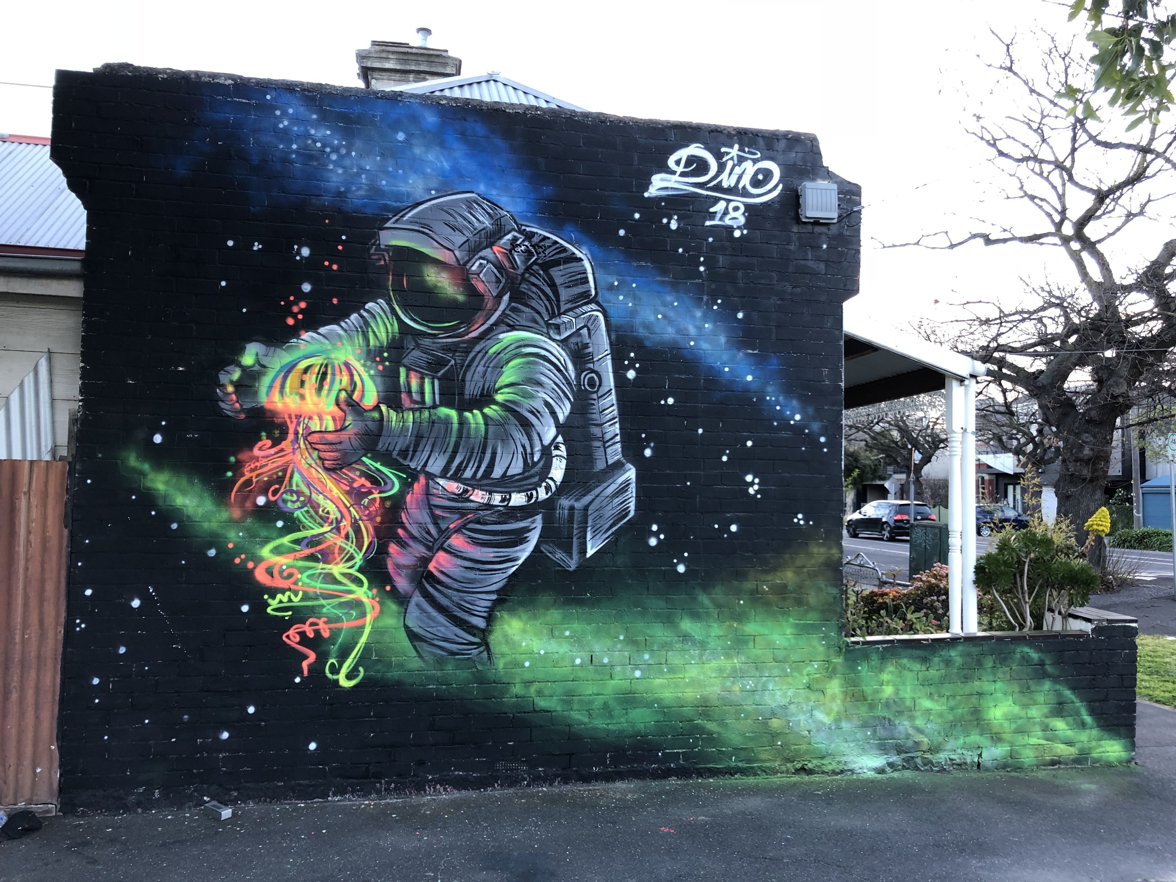 Detail Graffiti Astronot Nomer 36