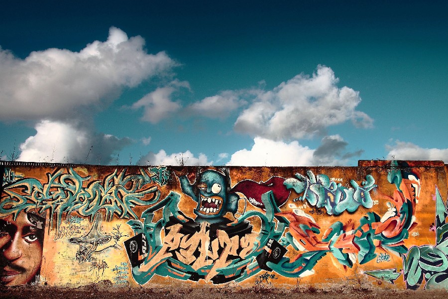 Graffiti Awan Di Rumah - KibrisPDR