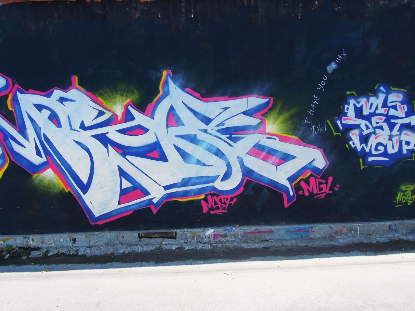 Detail Graffiti Bertuliskan Ragil Nomer 18