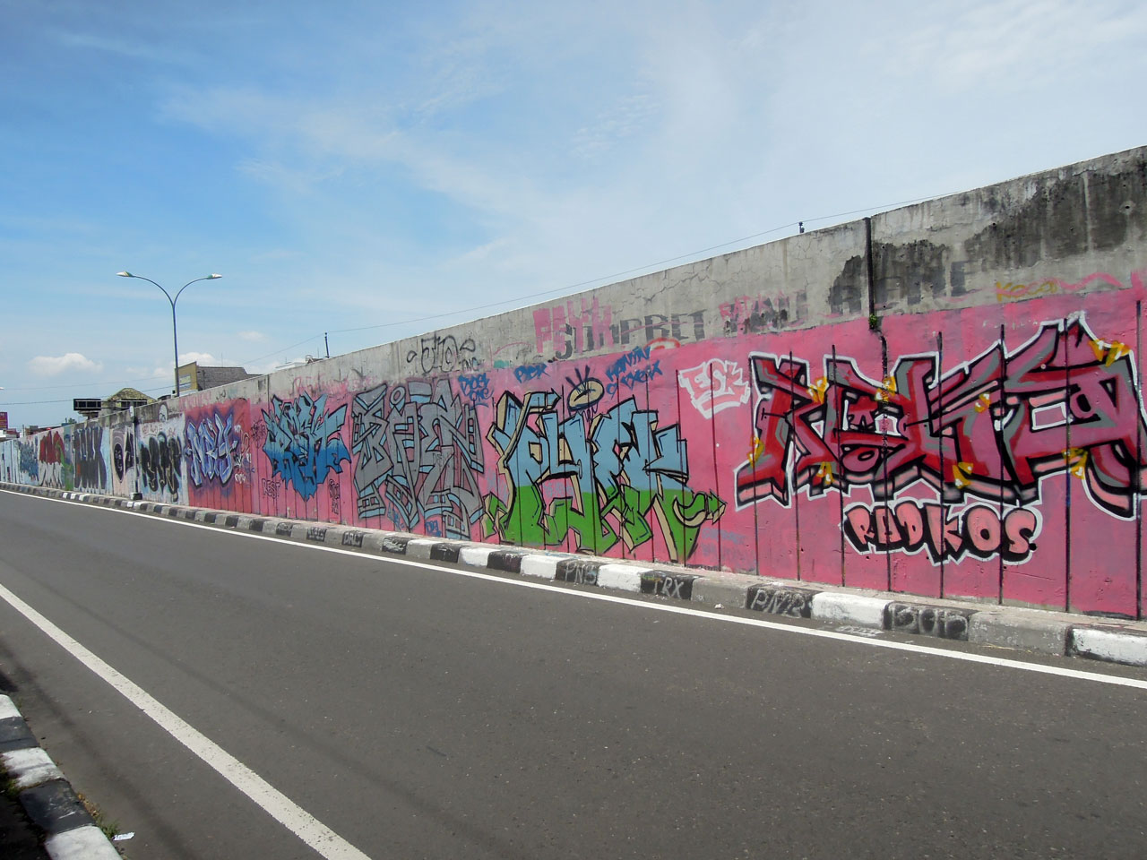 Detail Graffiti Bertuliskan Ragil Nomer 28